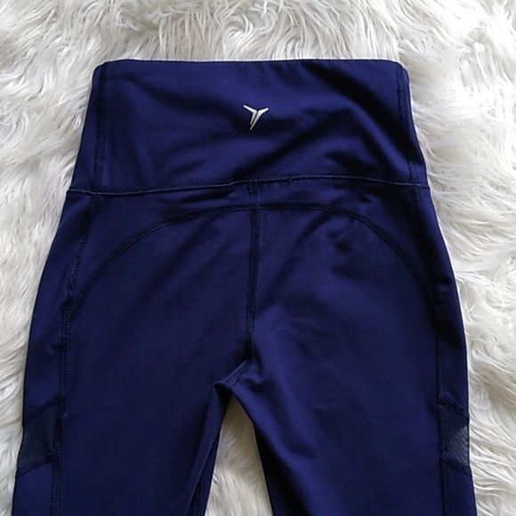 Old Navy Active Go-Dry Fitted High Waist Mesh Inset Leggings in Navy - Picture 5 of 13